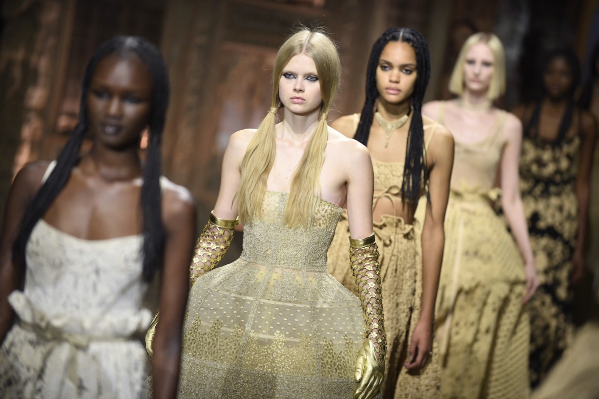 Dior emmène talons et corsets sur les podiums parisiens |  mode et beauté