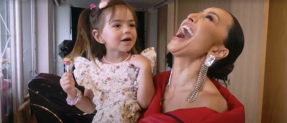 Zoe com Sabrina &mdash; Foto: Globo