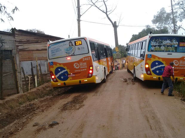 Ônibus caem em valeta e ficam atolados no Buquirinha 2 em São José (Foto: Arquivo Pessoal / Willian Junio)