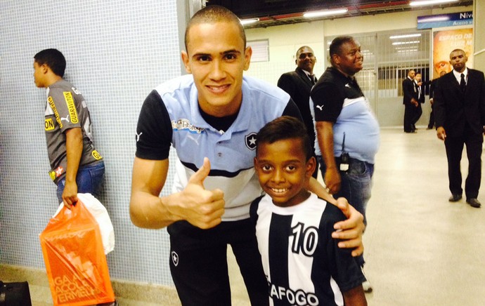 Renan com torcedor do Botafogo  (Foto: Marcelo baltar)