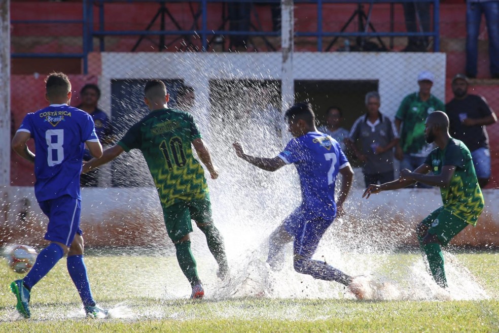Chuva no estádio Aral Moreira atrasou início da partida em cerca de 30 minutos — Foto: Franz Mendes