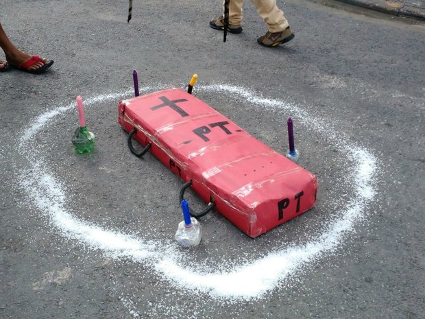 Manifestantes levaram caixão vermelho escrito PT  (Foto: Lislaine dos Anjos/ G1)