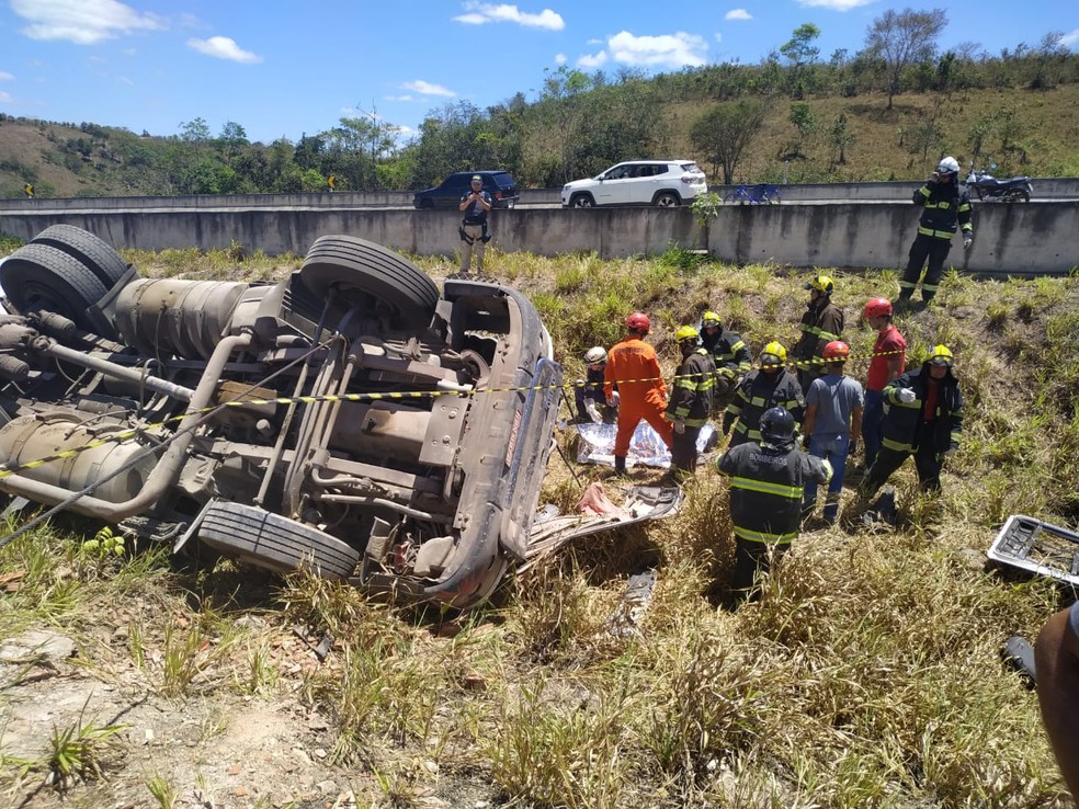 Bombeiros estiveram no local do capotamento da carreta na BR-101 em Junqueiro, Alagoas — Foto: Divulgação/Corpo de Bombeiros
