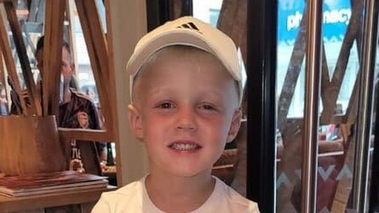 Menino de 5 anos é diagnosticado com câncer cerebral raro, após exame oftalmológico de rotina: "Professor salvou a vida dele", diz mãe
