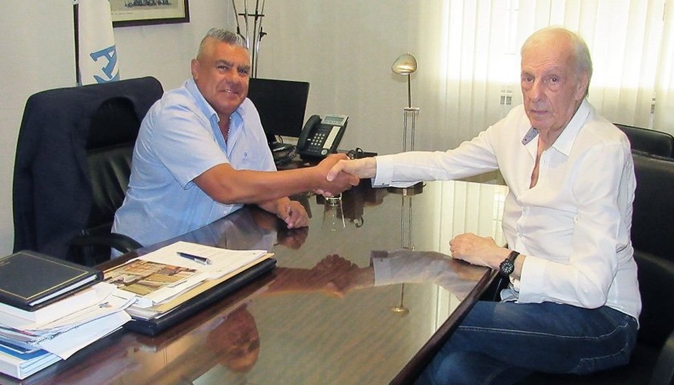 Cesar Luís Menotti (à direita) cumprimenta o presidente da AFA, Claudio Tapia — Foto: Twitter/Selección Argentina