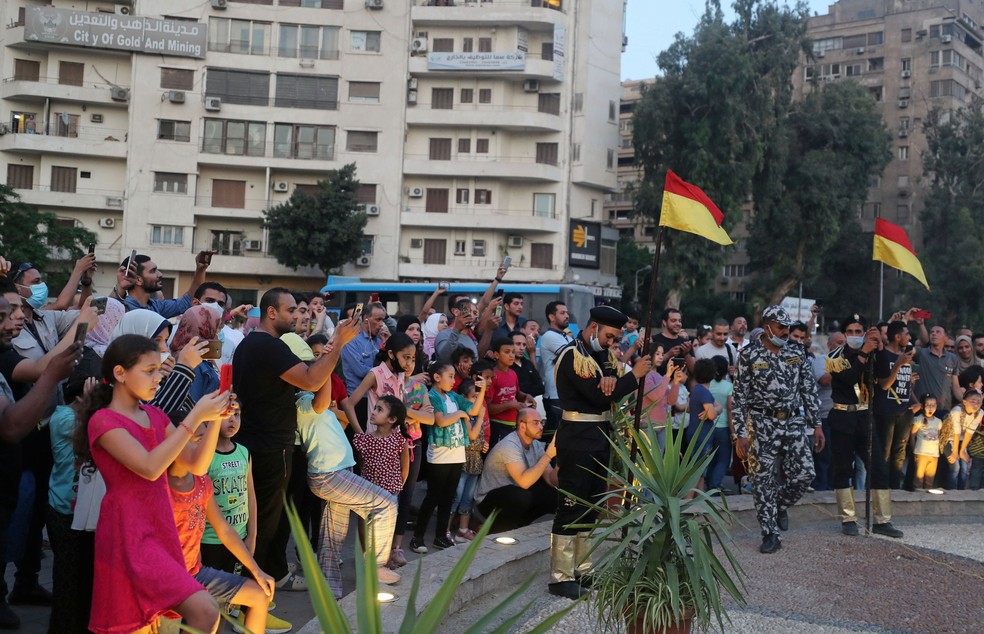 Pessoas assistem disparo de canhão, cerimônia do Ramadã em Gizé, no Egito, no sábado (16) — Foto: Mohamed Abd El Ghany/ Reuters
