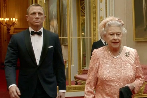 Daniel Craig e rainha Elizabeth II em curta para as Olimpíadas de Londres em 2012: (Foto: Reprodução)