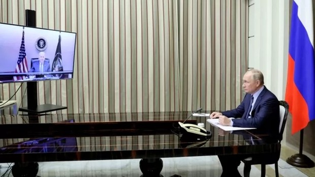 Putin e Biden conversaram por chamada de vídeo e telefone (Foto: Reuters via BBC)