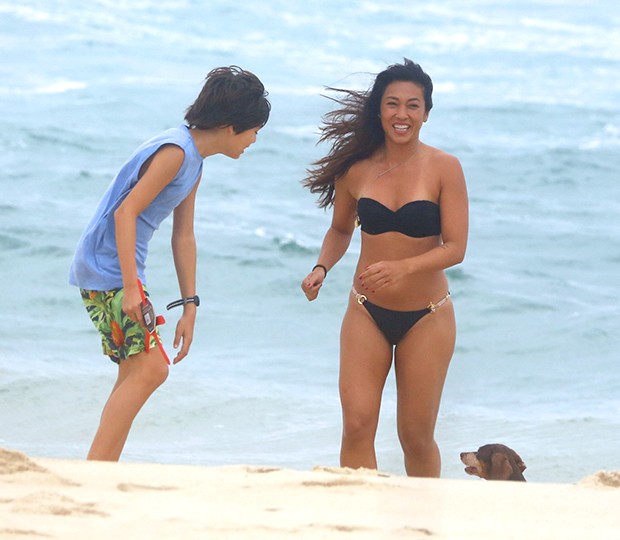 Daniele Suzuki com sobrinhos na praia de Grumari, Rio de Janeiro (Foto: Agnews)