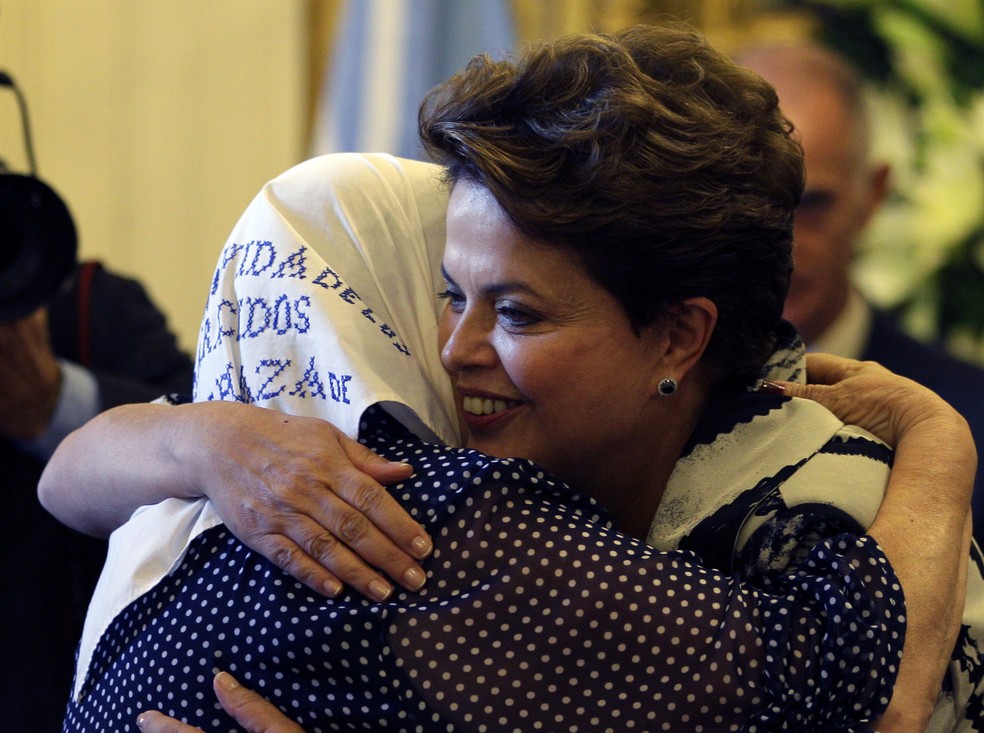 Hebe de Bonafini com a ex-presidente Dilma Rousseff, durante encontro em janeiro de 2011 — Foto: Eduardo Di Baia/AP