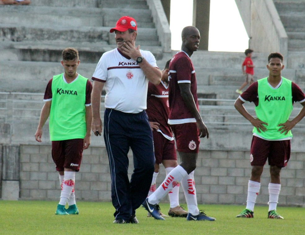 Leandro Campos comandou mais um treino coletivo no CT Abílio Medeiros, em Parnamirim (Foto: Canindé Pereira/América FC)