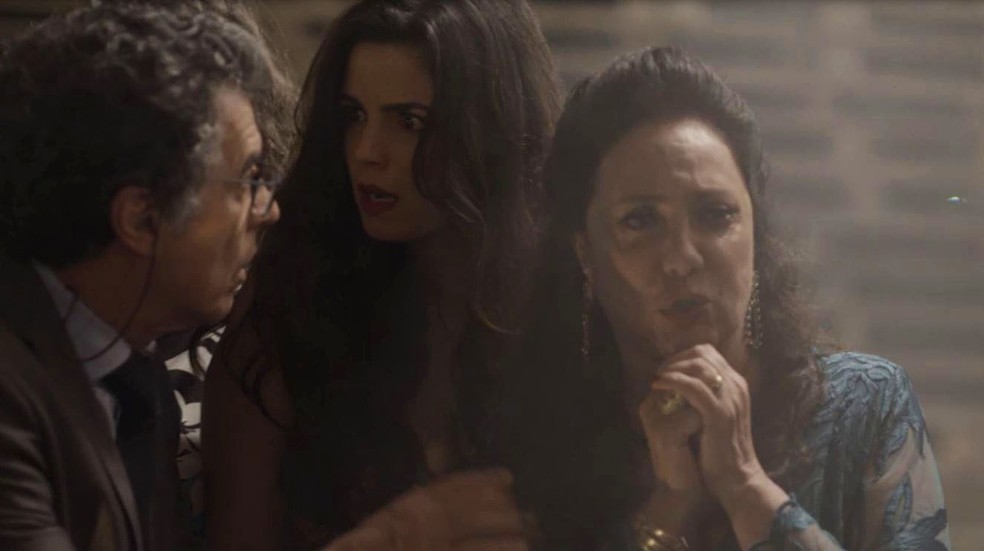 Miguel (Paulo Betti), Rania (Eliane Giardini) e Zukeila (Emmanuelle Araújo) se assustam com a violência de Aziz (Herson Capri)  — Foto: TV Globo
