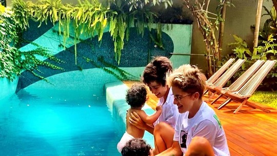 Nanda Costa encanta amigos famosos ao mostrar gêmeas na piscina 