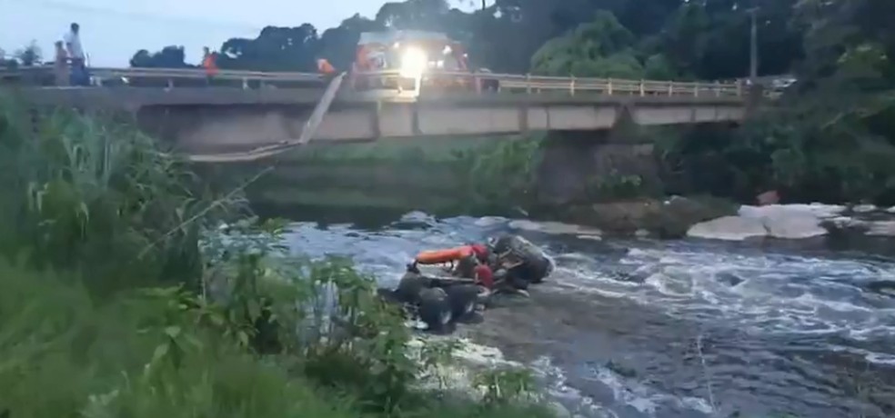 Motorista morre após caminhão despencar de ponte sobre rio, em São José dos Pinhais — Foto: Reprodução/RPC 
