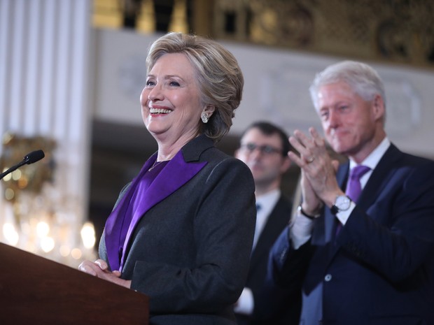  Ex-presidente Bill Clinton aplaude sua mulher, a candidata democrata Hillary Cinton, que fala em Nova York nesta quarta-feira após vitória do republicano Donald Trump (Foto:  AP Photo/Andrew Hamik)