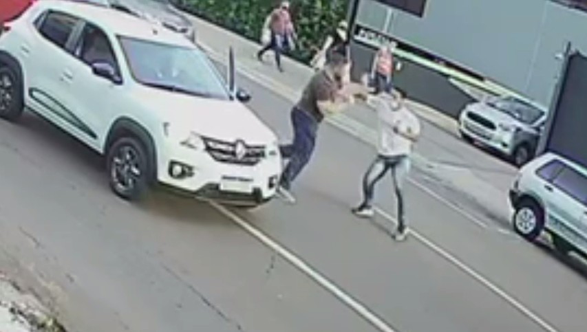 VÍDEO: Batida entre dois carros termina em briga de trânsito com homem esfaqueado, em Cascavel