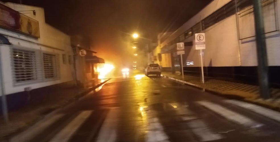 Imagem de incêndio provocado por criminosos em Botucatu — Foto: Arquivo pessoal