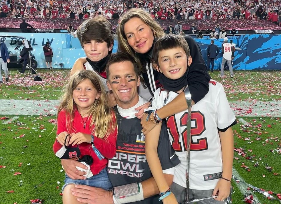 Gisele Bünchen e Tom Brady, com John, filho dele de uma união anterior, e Benjamin e Vivian — Foto: Reprodução Instagram