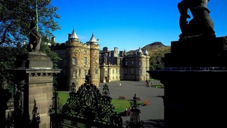 Palácio de Holyroodhouse, em Edimburgo, é a única residência oficial fora da Inglaterra — Foto: British Tourist Authority/ Divulgação