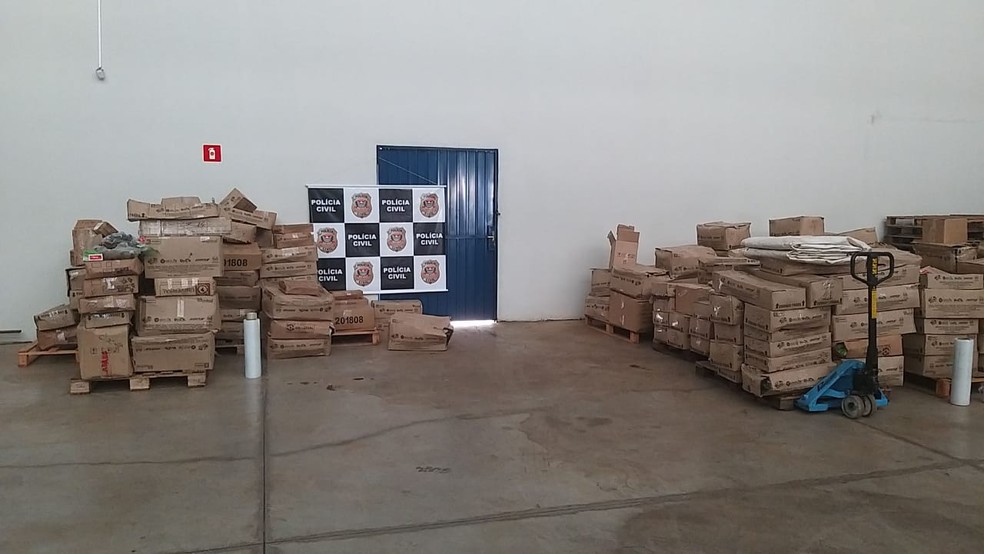 Polícia apreendeu centenas de caixas com ferramentas, peças automotivas, eletroeletrônicos, entre outros produtos — Foto: Polícia Civil/Divulgação