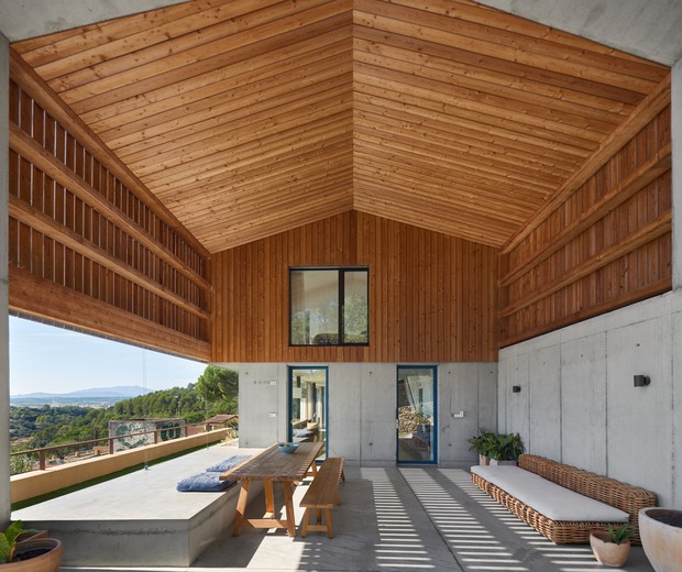 Casa na Espanha combina concreto,  madeira e soluções sustentáveis (Foto: Pol Viladoms / Divulgação)