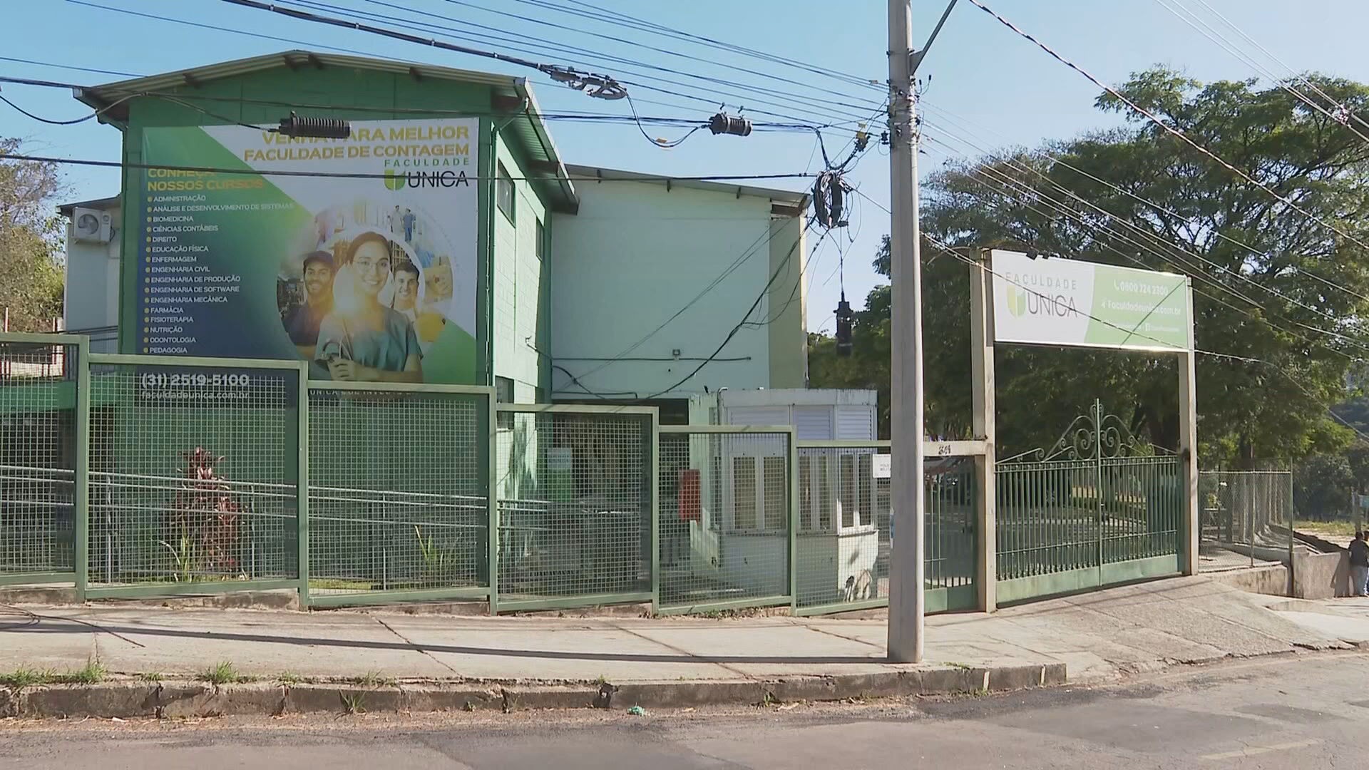 Estudantes protestam contra encerramento de aulas presenciais da Faculdade Única, em Contagem