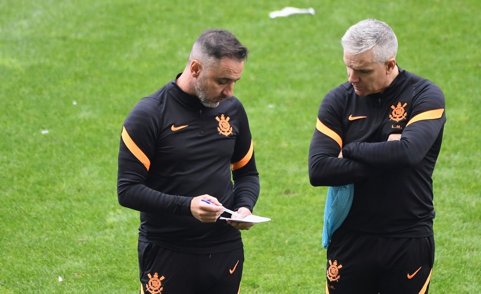 Com futuro incerto no Corinthians, Vítor Pereira tem duas ambições no futebol europeu