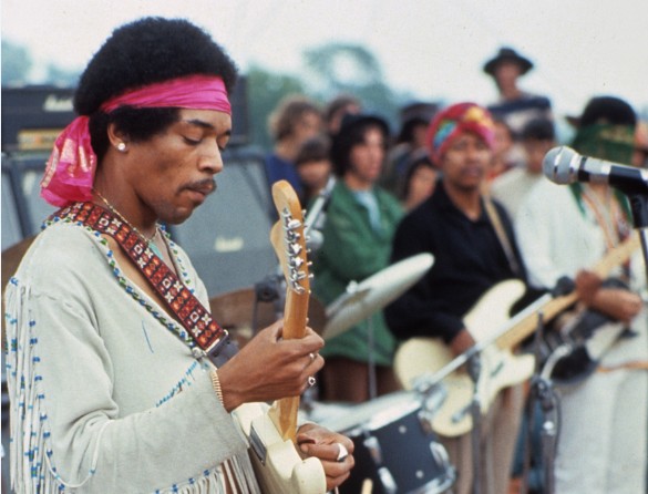 Jimi Hendrix se apresenta no Festival de Woodstock