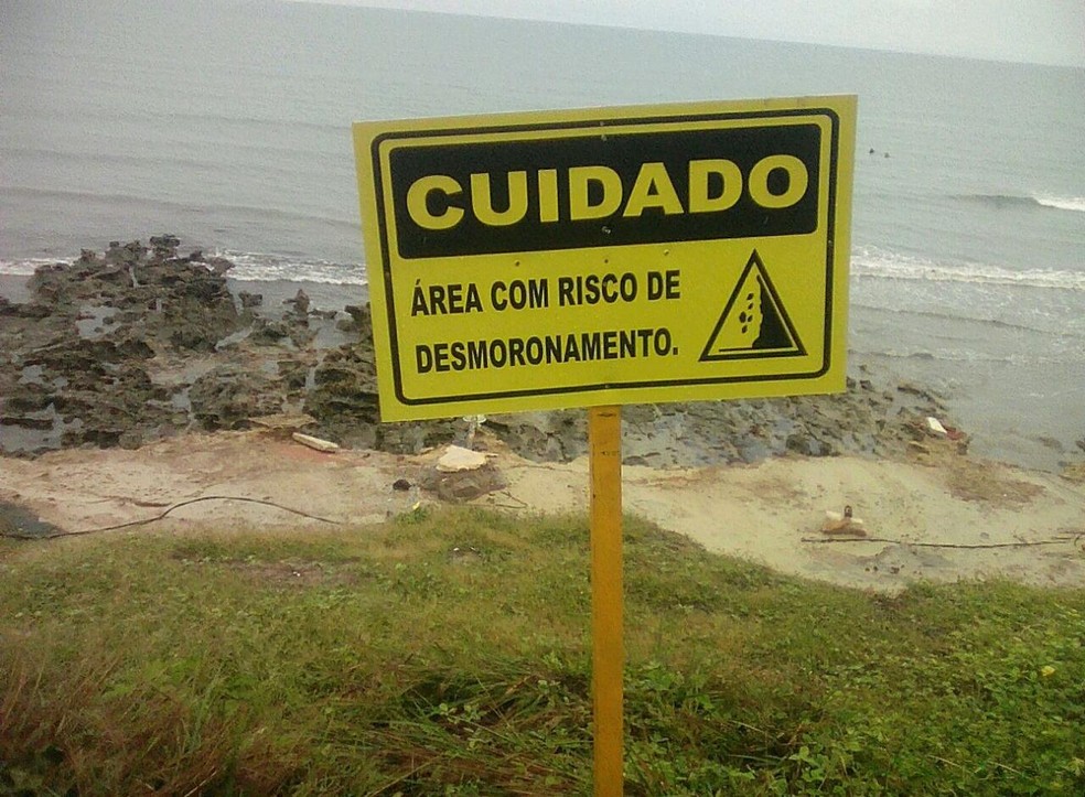 Placas indicavam risco de desmoronamento na região da Pedra do Chapéu — Foto: Cedidas