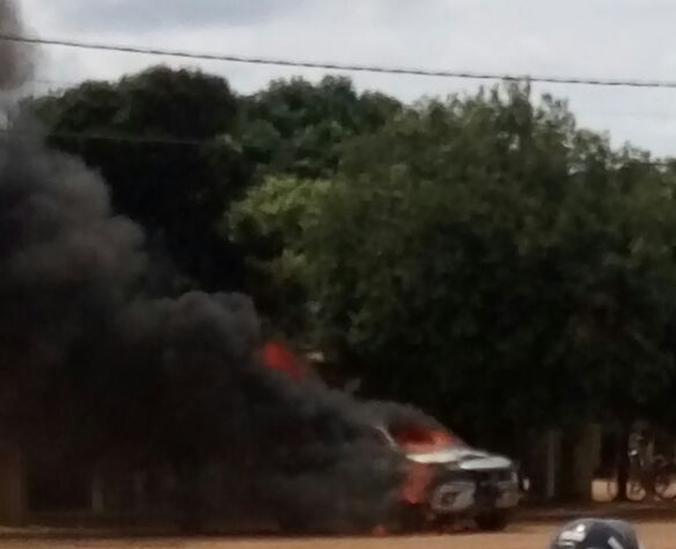 Vepiculo do Ibama foi incendiado em reserva em Colniza (Foto: Divulgação)
