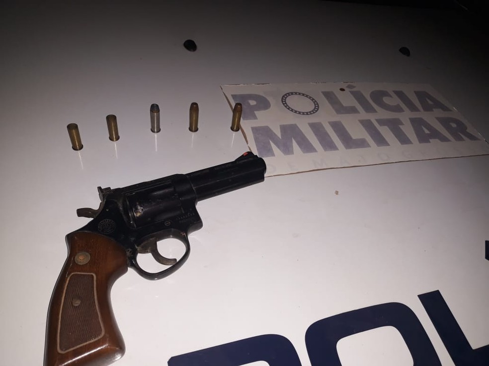 Arma usada no crime foi apreendida pela polícia — Foto: Polícia Militar