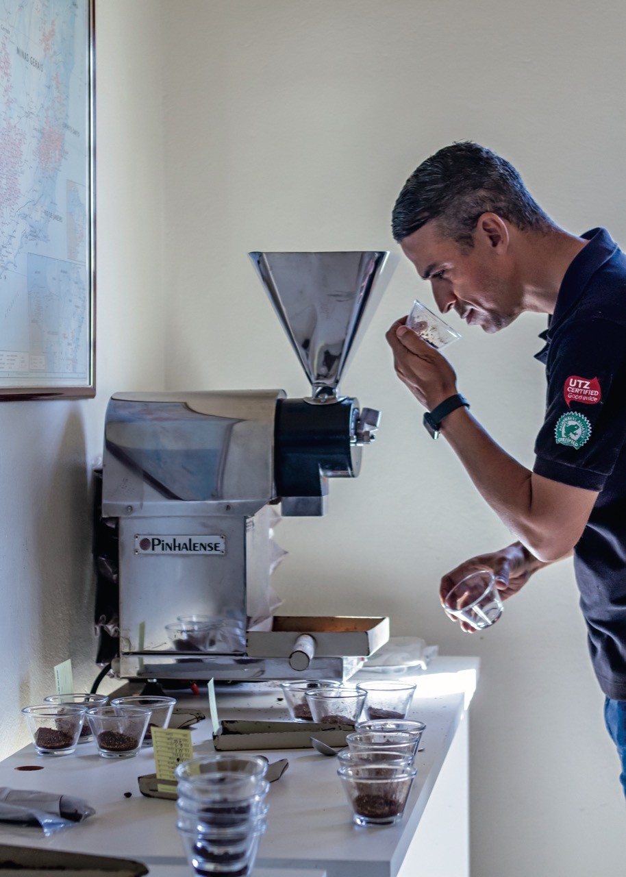 O avaliador de café Renato Luiz de Souza e o proprietário da Dona Nenem, Eduardo Pinheiro Campos (Foto: Rogério Albuquerque/Globo Rural)