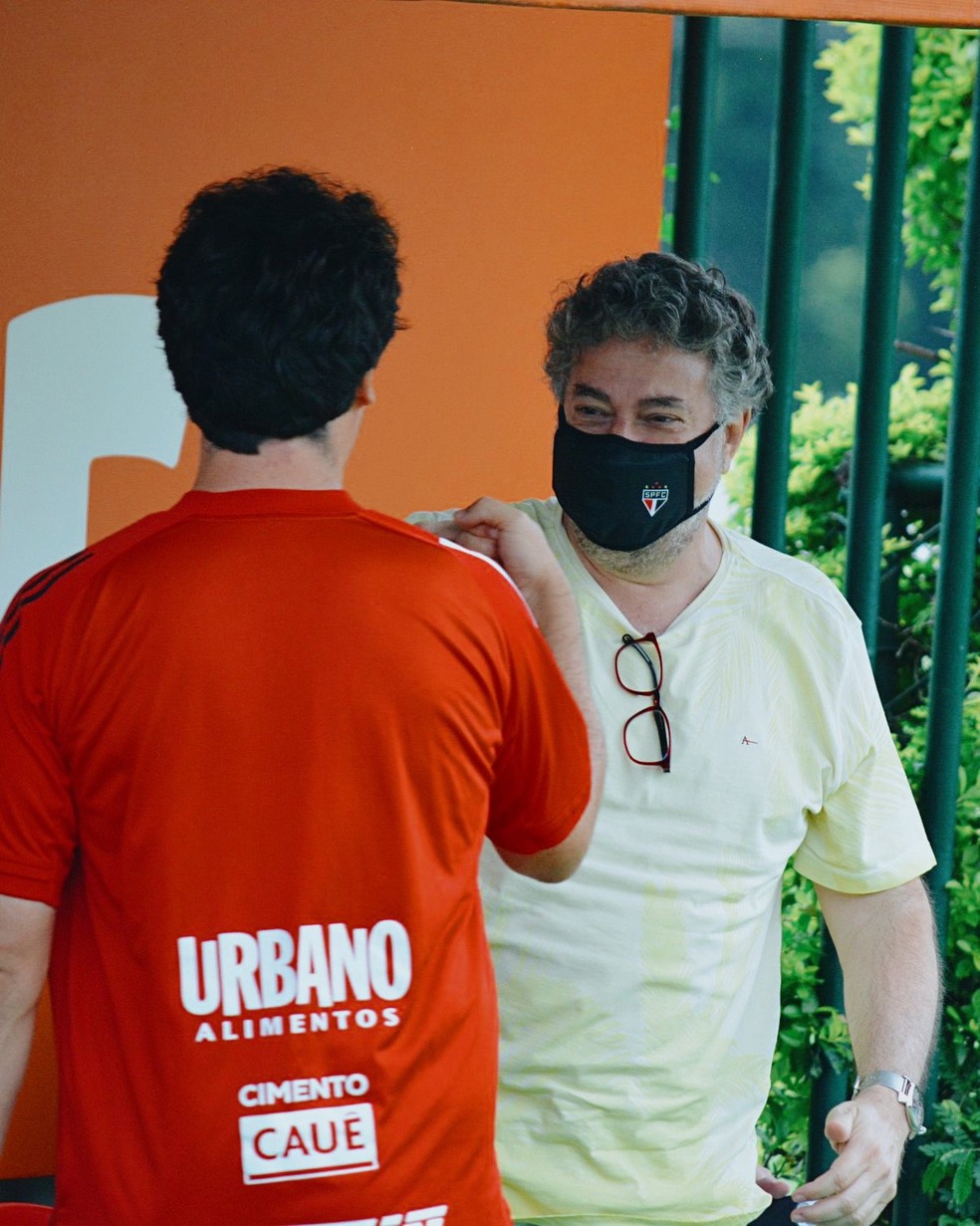 Julio Casares cumprimenta Fernando Diniz em treino do São Paulo — Foto: Rubens Chiri/São Paulo