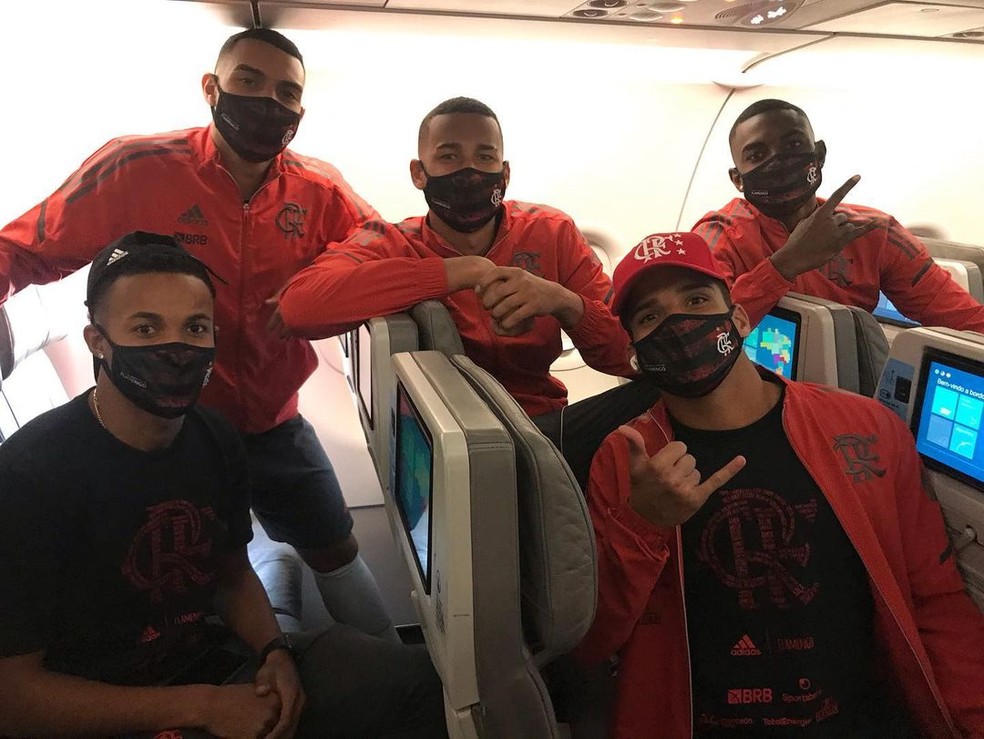 Lázaro, Matheuzinho, Gabriel Batista, Thiago e Ramon no voo para Natal — Foto: Divulgação