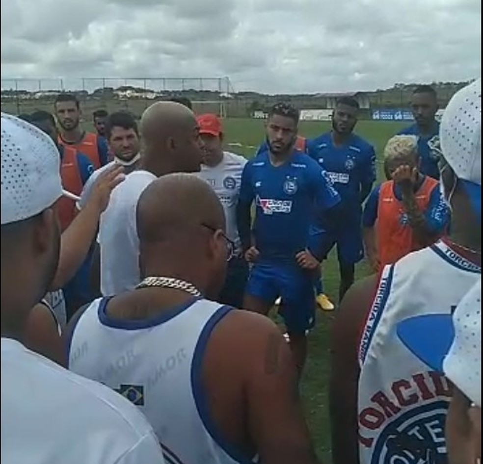 Torcida do Bahia invade CT para cobrar e ameaçar jogadores — Foto: Reprodução