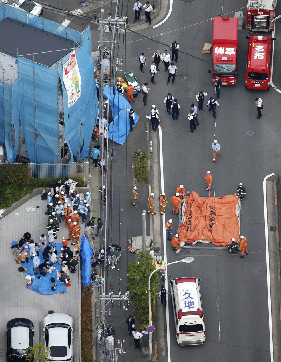 Local onde criminoso esfaqueou crianças que esperavam ônibus para a escola em Kawasaki, no Japão — Foto: Jun Hirata/Kyodo News via AP