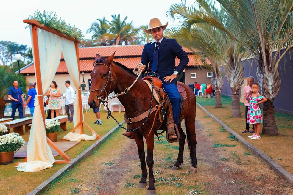 Noiva foi à cerimônia em Agudos de charrete e noivo entrou a cavalo  — Foto: Lucilene Bicudo/Arquivo pessoal