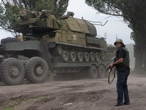 Ukrainian government forces maneuver antiaircraft missile launchers Buk as they are transported north-west from Slovyansk, eastern Ukraine Friday, July 4 (Foto: Dmitry Lovetsky/AP)