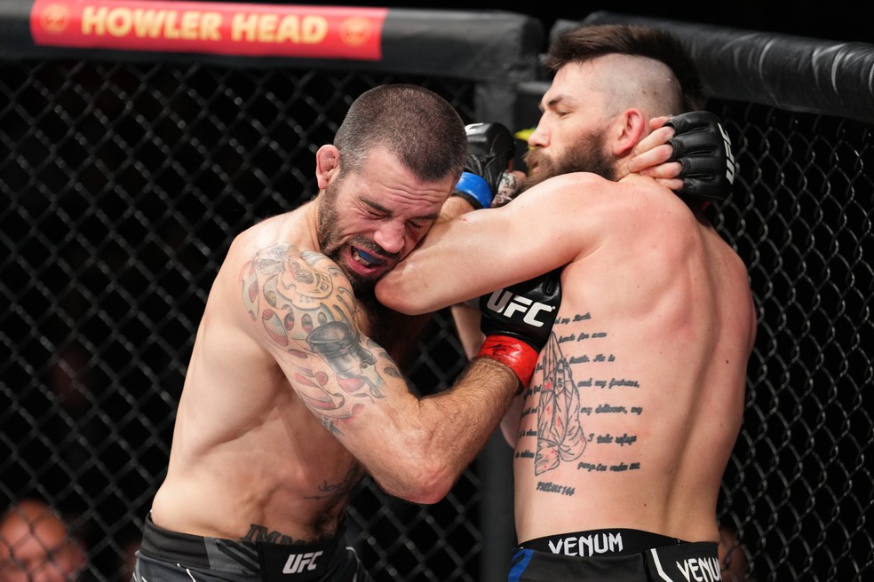 Matt Brown (esq.) e Bryan Barberena (dir.) fizeram uma luta espetacular no UFC Columbus — Foto: Josh Hedges/Zuffa LLC