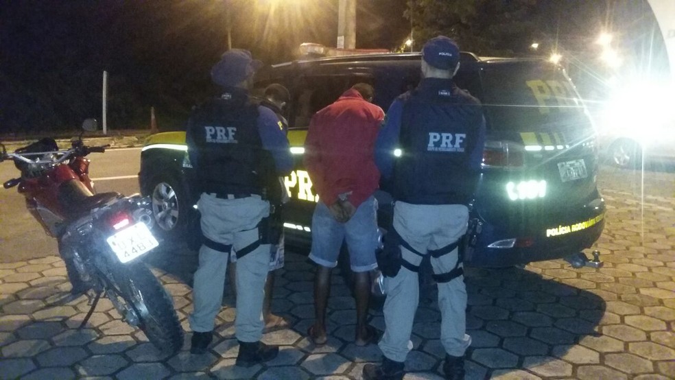 Autores foram detidos pela PRF (Foto: Polícia Rodoviária Federal/Divulgação)