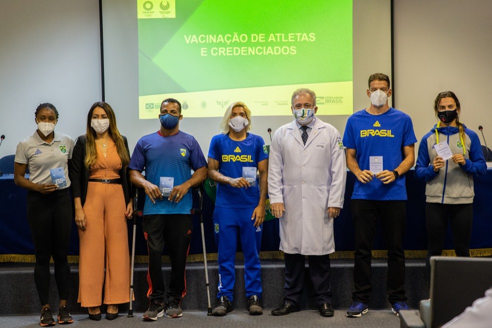 O ministro Marcelo Queiroga com os atletas olímpicos e paralímpicos vacinados nesta sexta — Foto:  Miriam Jeske/COB