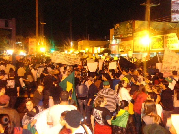 Cerca de 17 mil pessoas foram as ruas em Dourados, MS (Foto: Flávio Verão/Dourados Agora)