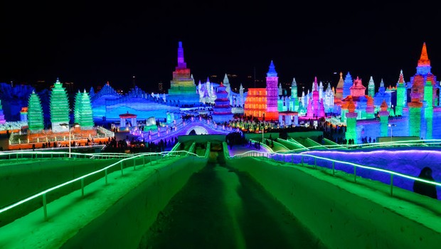 Luzes coloridas no Festival Internacional de Esculturas de Gelo e Neve de Harbin, na China (Foto: VCG/VCG via Getty Images)
