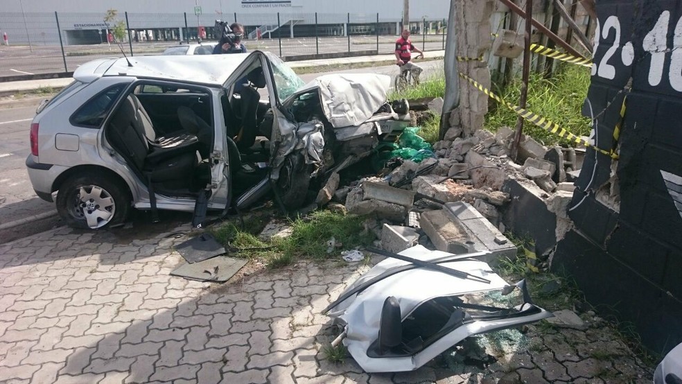 Segundo a PM, motorista perdeu controle da direção e bateu carro com cinco passageiros em fachada do Hospital Regional (Foto: Luiz Felipe Falcão/G1)