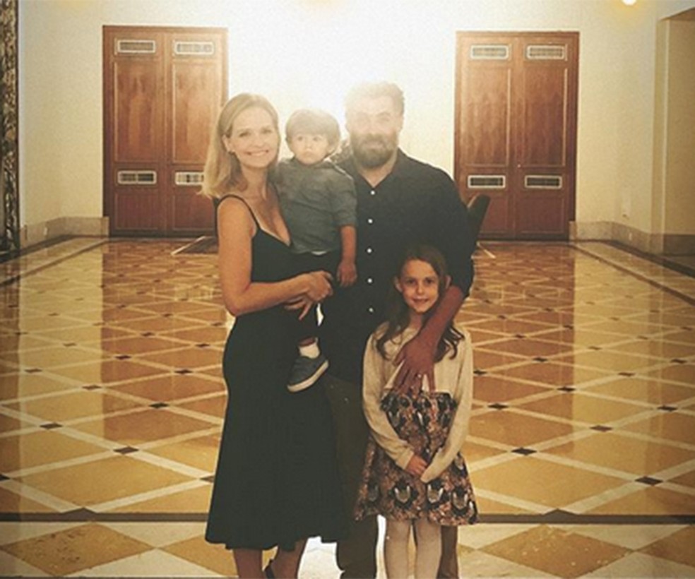 Fernanda com a família: o marido Raoni e os filhos Bento e Luísa ♥ (Foto: Arquivo Pessoal)