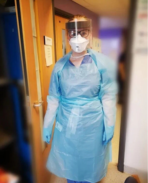 Enfermeira faz relato emocionante após dar às mãos a quatro pacientes mortos por coronavírus (Foto: Reprodução)