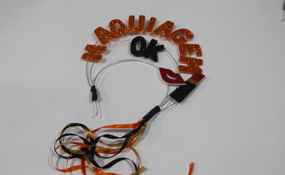 Carnaval Ok Tiaras Inspiradas Em Memes E Pochetes Coloridas Sao Apostas De Acessorios Para A Folia Carnaval 2020 No Piaui G1