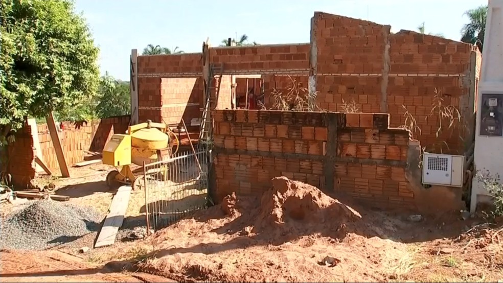 Voluntários estão construindo casa para família de menino atropelado em Cardoso — Foto: Reprodução/TV TEM 