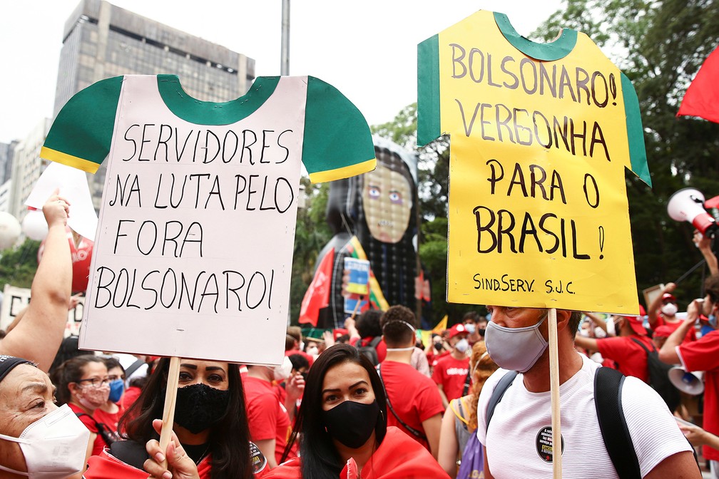 São Paulo (SP) - Manifestantes participam de protesto contra o governo do presidente Jair Bolsonaro, neste sábado (2) — Foto: Carla Carniel/Reuters
