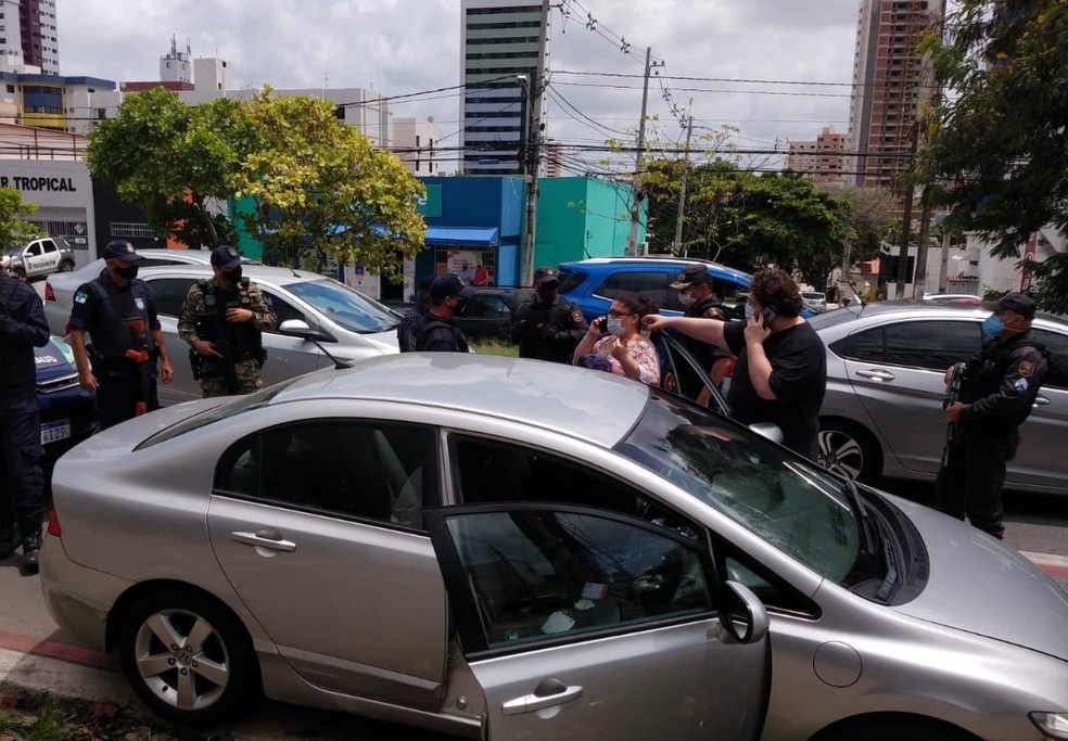 Carro usado pela idosa v&iacute;tima de falso sequestro em Natal foi interceptado na avenida Prudente de Morais. &mdash; Foto: Guarda Municipal/Cedida